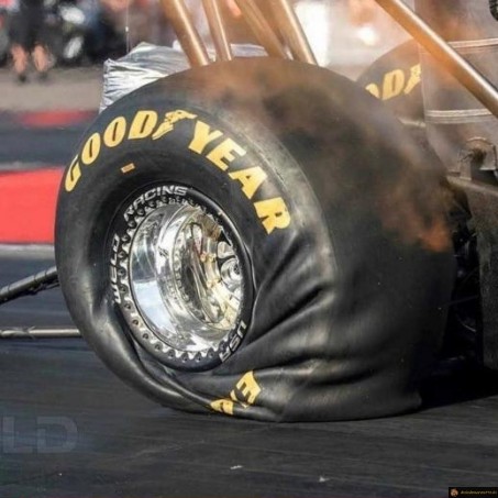 Un pneu sur un dragster
