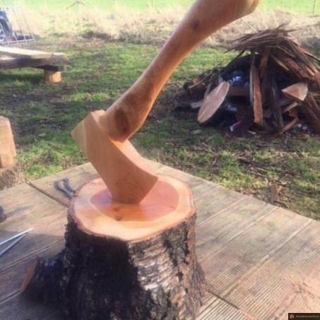 Une hache en bois